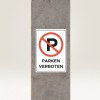 Kuva esittää saksankielistä 'Pysäköinti kielletty' -kylttiä, jossa lukee 'Parken Verboten' ja jossa on punainen ympyrä ja viisto viiva, joka yliviivaa kirjaimen 'P'. Kyltti on kiinnitetty betonipinnalle.